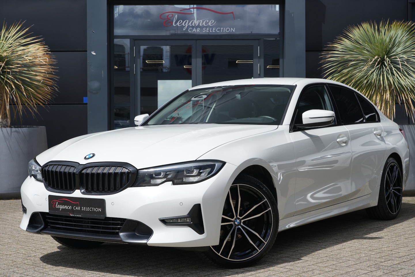 BMW 3-serie - 318i Sportline High Executive 157pk Navigatie/Apple-Android/Cruise - AutoWereld.nl