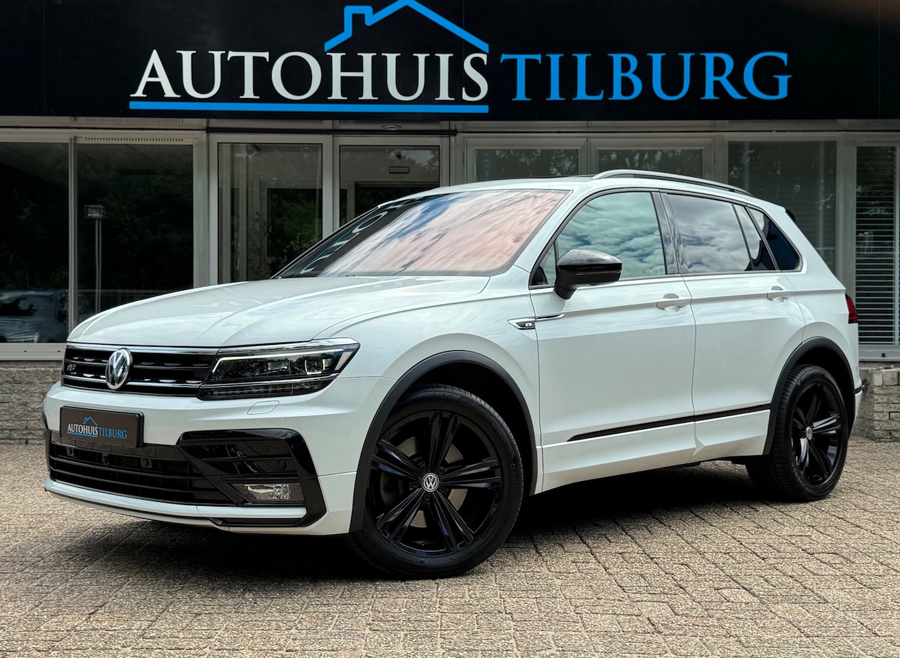 Volkswagen Tiguan - 2.0 TSI 4Motion 3x R-Line Pano Trekhaak Keyless - AutoWereld.nl