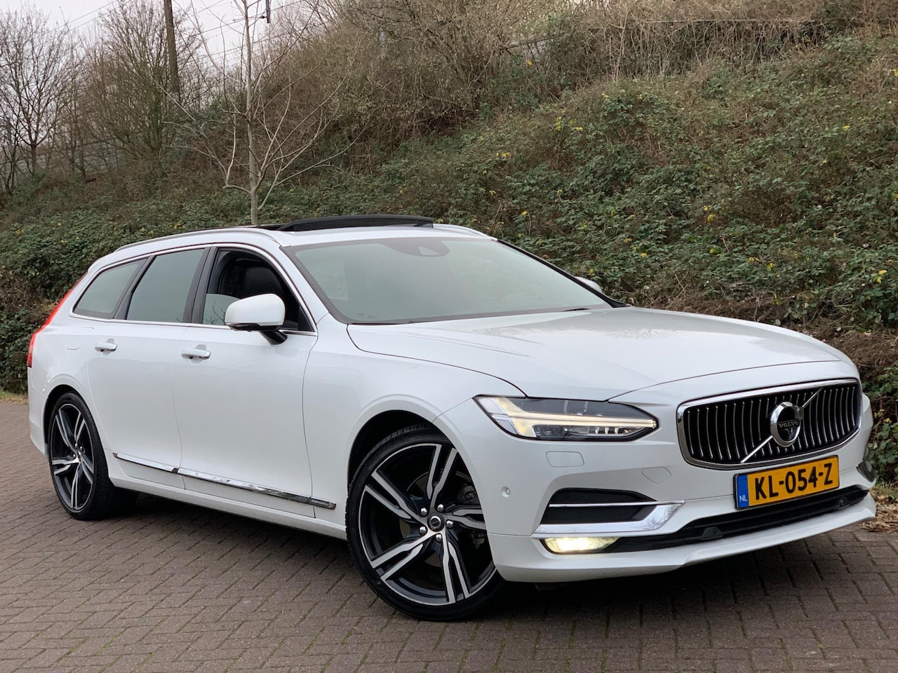 Volvo V90 - 2.0 D4 Inscription PANO LEDER B&W TREKHAAK FULL! - AutoWereld.nl
