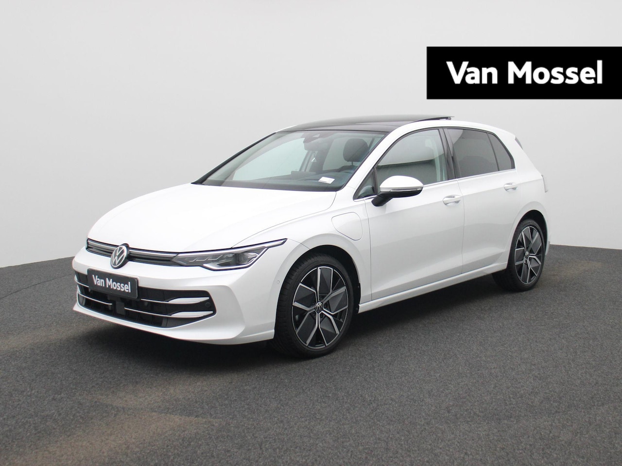 Volkswagen Golf - 1.5 eHybrid Style Edition 204 PK| Panoramadak | Trekhaak | Navigatie | LED Matrix | Stoelv - AutoWereld.nl