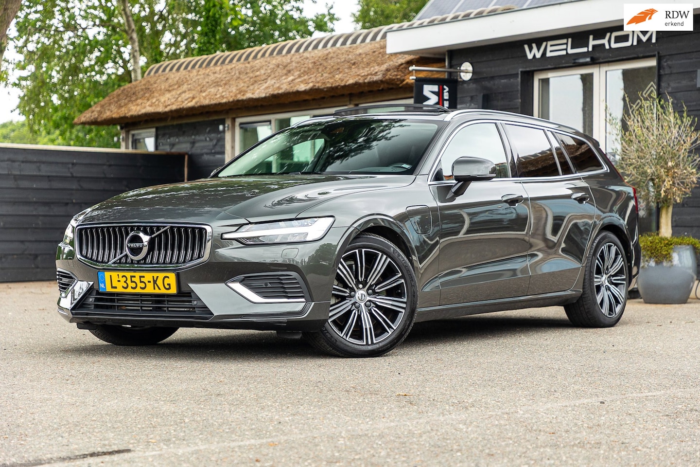 Volvo V60 - 2.0 T8 Twin Engine AWD Inscription Panoramadak I Leder I Adaptive Cruise I Pilot Assist I - AutoWereld.nl