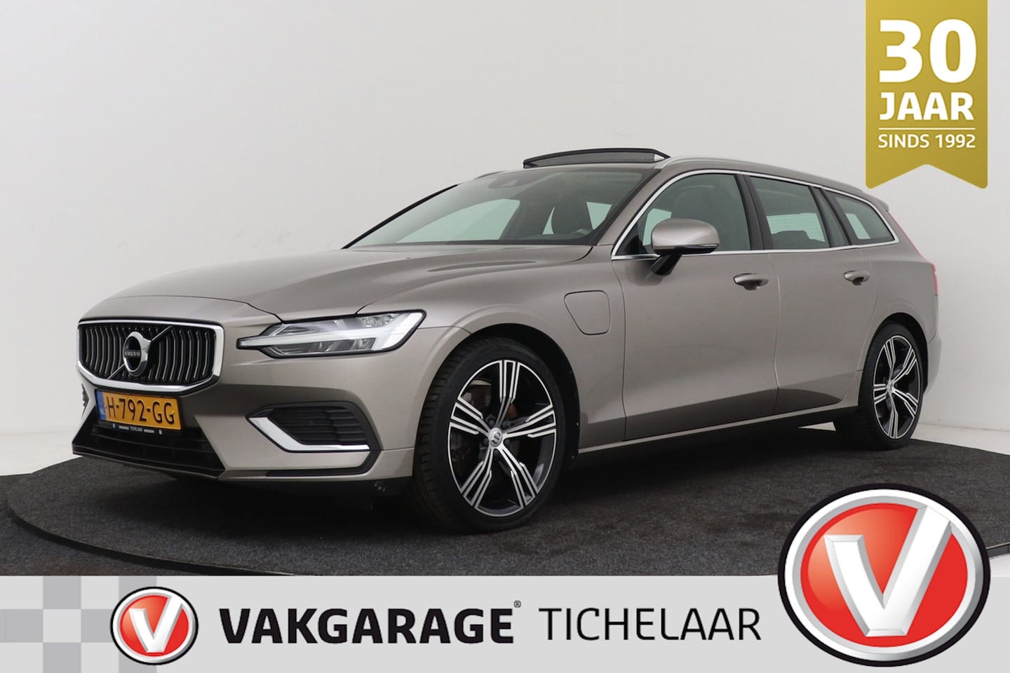 Volvo V60 - 2.0 T8 Twin Engine AWD Inscription | Trekhaak | Panoramadak | Org NL | CarPlay | Camera | - AutoWereld.nl
