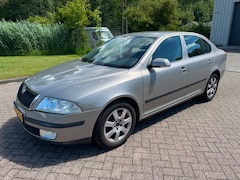 Skoda Octavia - 1.6 Ambiente AIRCO PARKEERSENSOR TREKHAAK ELEKTRISCHERAMEN