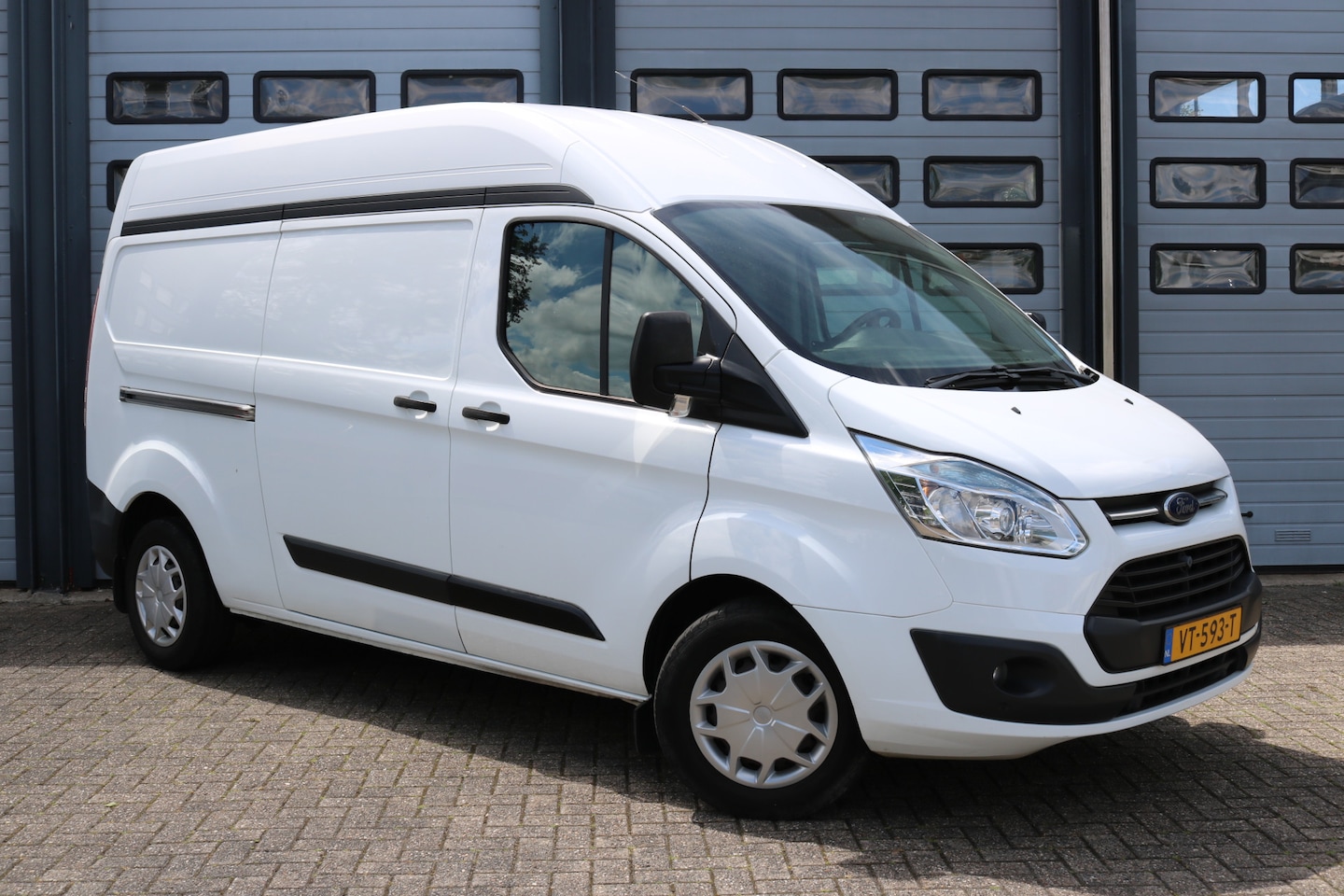 Ford Transit Custom - 330 2.2 TDCI L2H2 Trend Leder Airco T-haak Bj:2016 - AutoWereld.nl