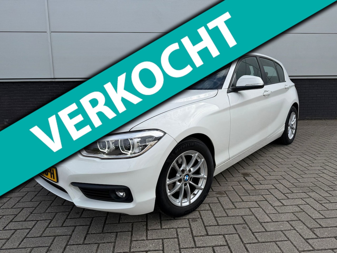 BMW 1-serie - 118i Automaat - 5drs - clima - full map navi - cruise control - LED - M-stuur - NAP - 1e e - AutoWereld.nl