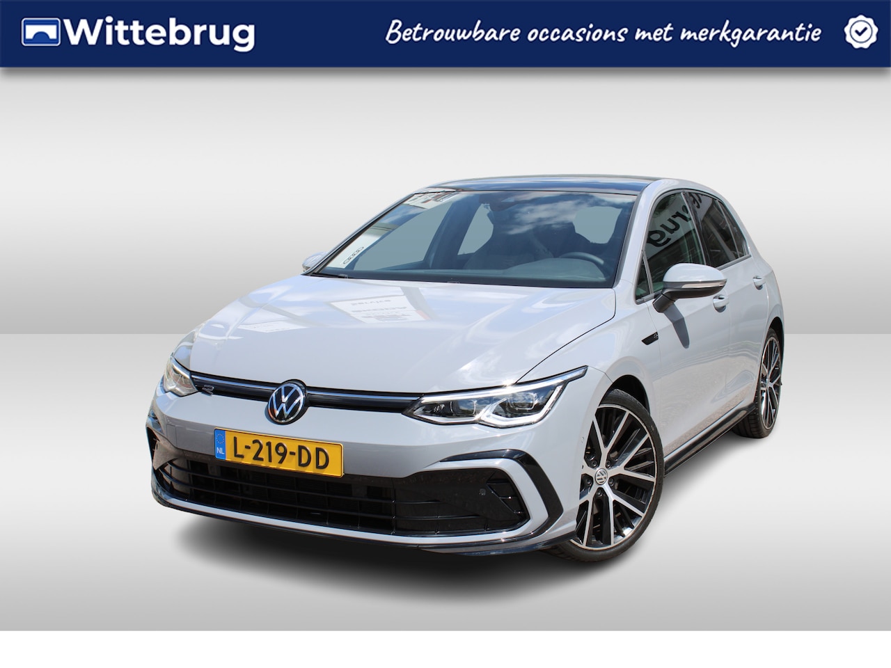 Volkswagen Golf - 1.5 eTSI 150pk R-Line DSG Automaat / Navigatie / LED Matrix / Camera / LM 17 inch / Park A - AutoWereld.nl