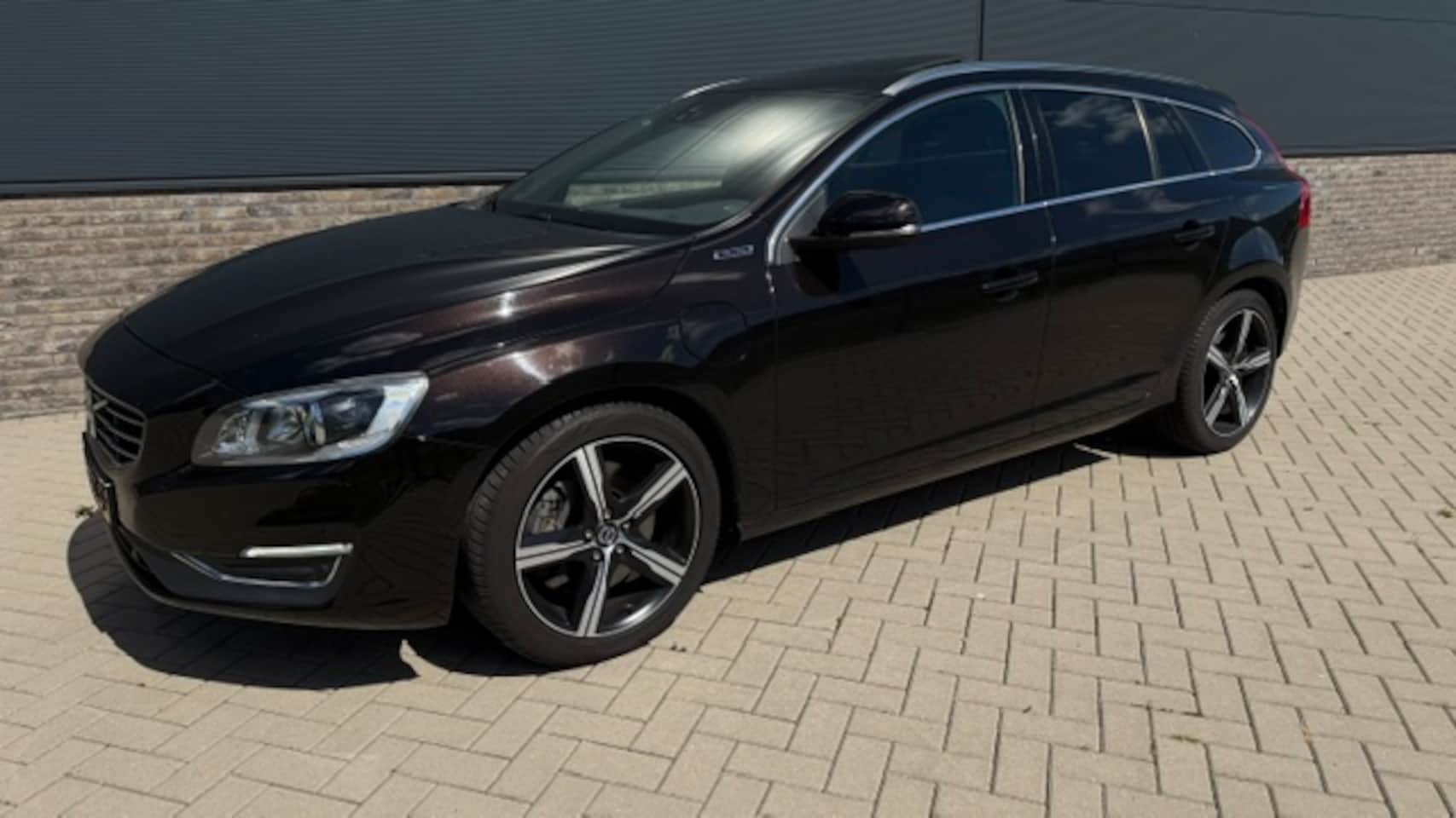 Volvo V60 - 2.4 D6 Twin Engine R-Design AWD Zeer complete auto in een keurige staat - AutoWereld.nl