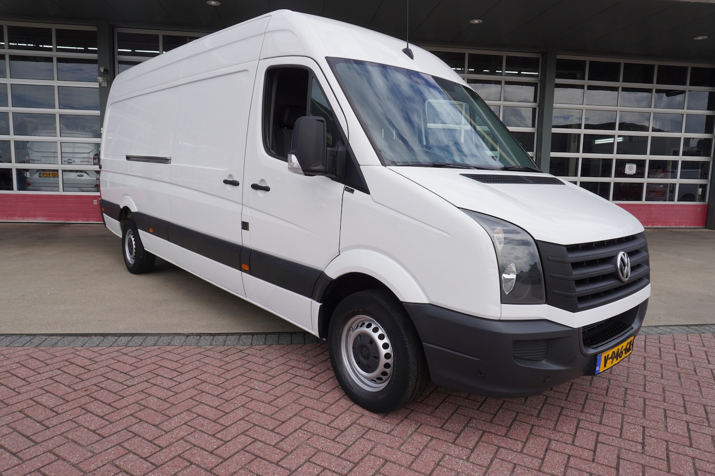 Volkswagen Crafter - 35 2.0 TDI 140PK L3H2 Airco | Cruise | Betimmering - AutoWereld.nl