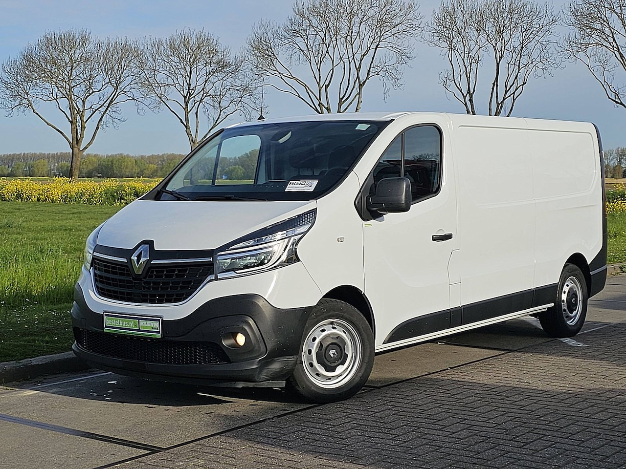 Renault Trafic - 2.0 dCi 120pk T30 L2H1 Comfort airco, navi, pdc, trekhaak, stoelverw. - AutoWereld.nl