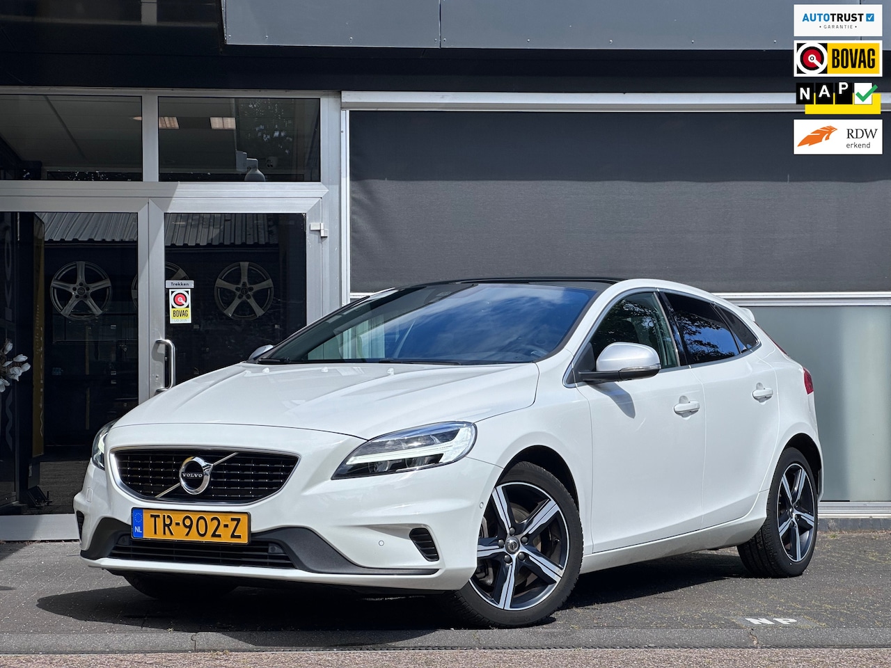 Volvo V40 - 1.5 T3 Polar+ Sport R-DESIGN / DOH / AUTO / PANO / NAP - AutoWereld.nl