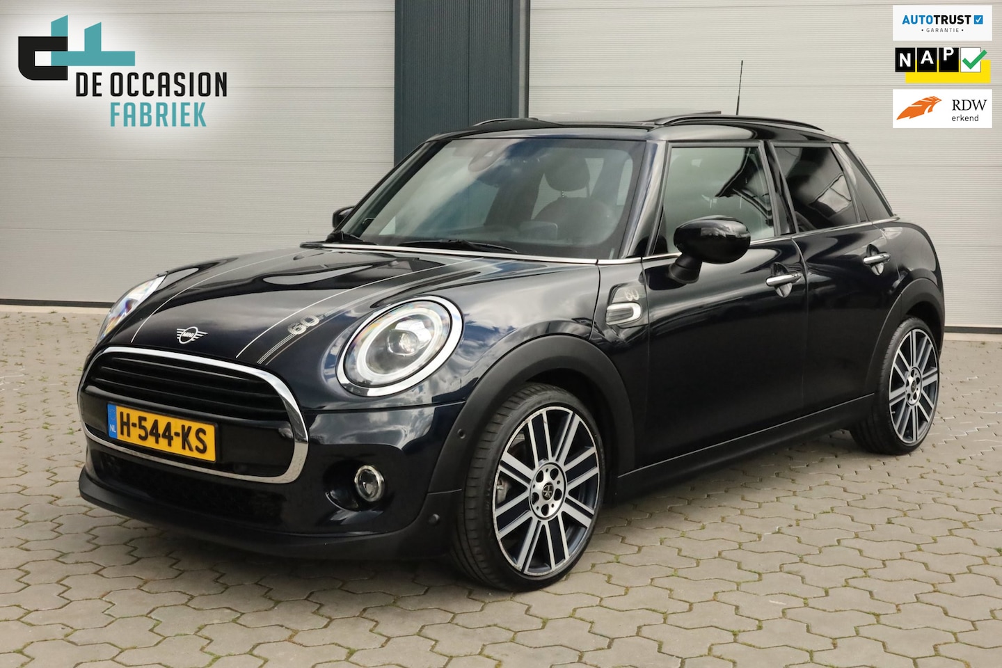 MINI 5-Deurs - 1.5 Cooper 60 Years - Pano HUD Keyless Camera Harman/Kardon - AutoWereld.nl