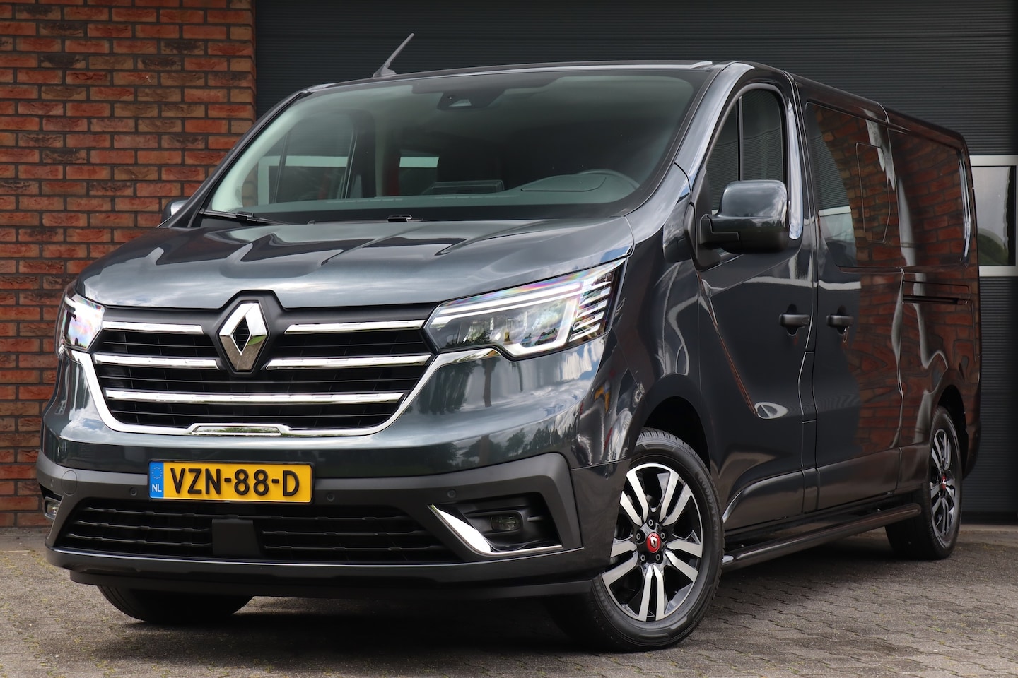 Renault Trafic - 2.0 Blue dCi EDC 170 T29 L2H1 DC RED - AutoWereld.nl