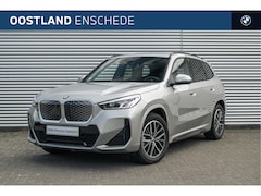 BMW iX1 - eDrive20 M Sport / Trekhaak / Sportstoelen / Achteruitrijcamera / Stoelverwarming / M Adap