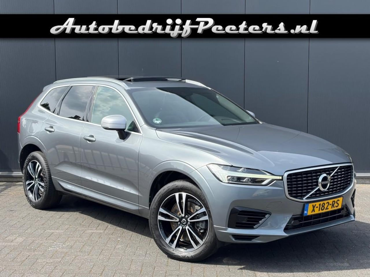Volvo XC60 - 2.0 T8 AWD R-Design Pano Leder Navi Carplay LED Memory e.Trekhaak - AutoWereld.nl