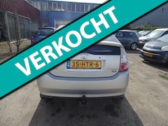 Toyota Prius - 1.5 VVT-i Tech Edition MET NAVI AIRCO CAMERA LEDER TREKHAAK