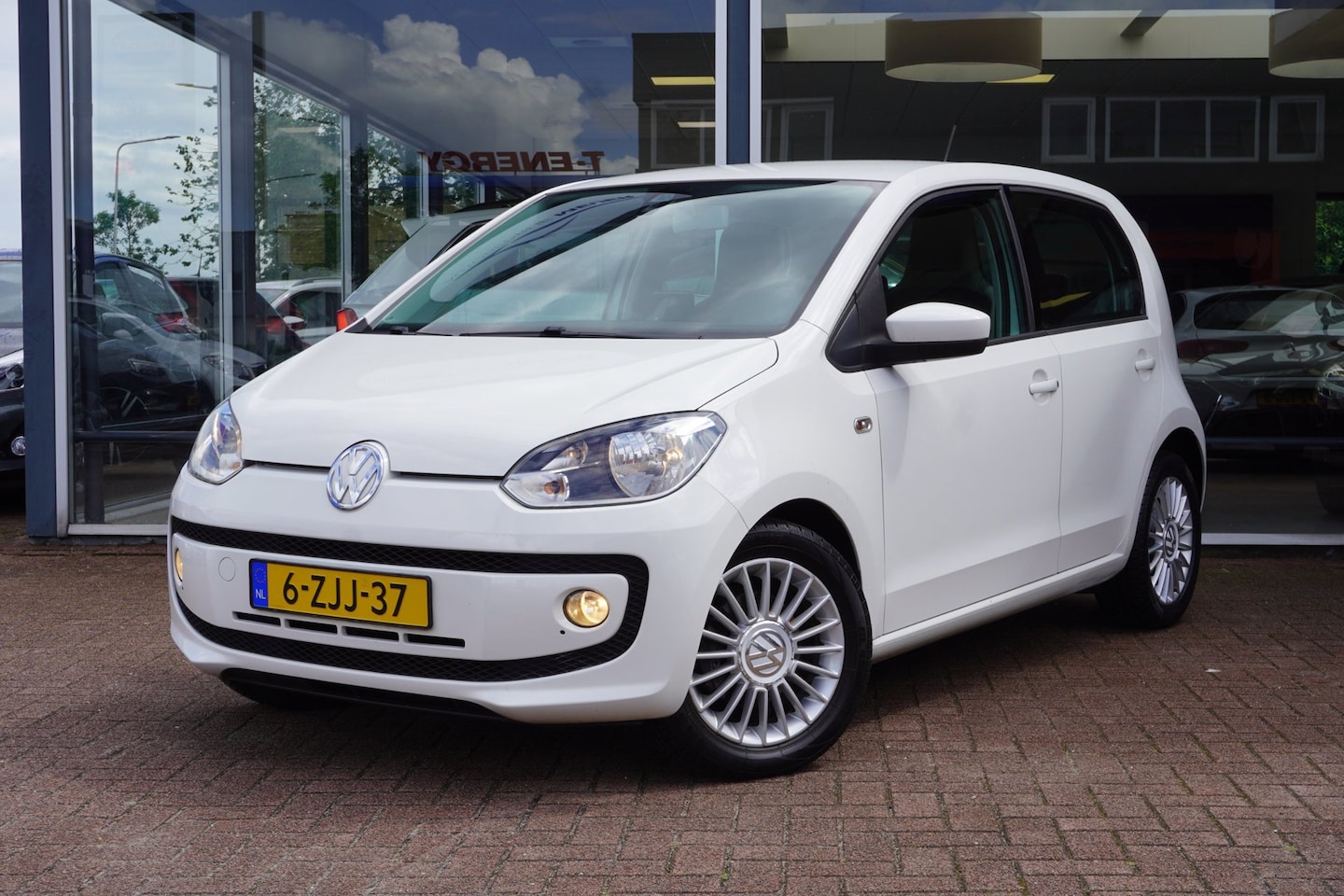 Volkswagen Up! - 1.0 high up! BlueMotion 5deurs | Airco | Navigatie | LM velgen | Vol opties | Inruil mogel - AutoWereld.nl