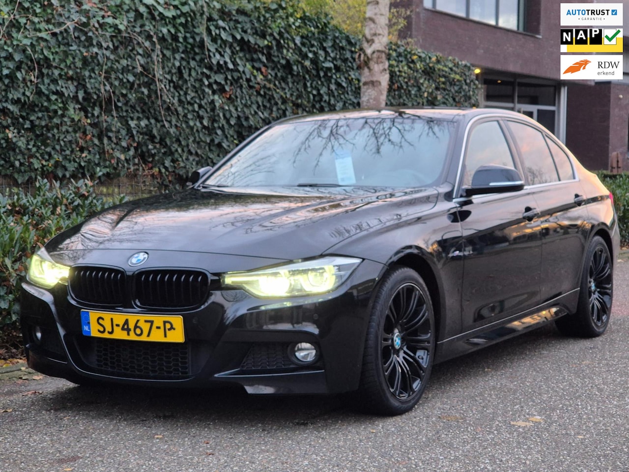 BMW 3-serie - 320i M Sport Ed Apple CarPlay Trekhaak Camera Line Assist Shadow Executive - AutoWereld.nl