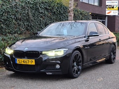 BMW 3-serie - 320i M Sport Ed Apple CarPlay Trekhaak Camera Line Assist Shadow Executive