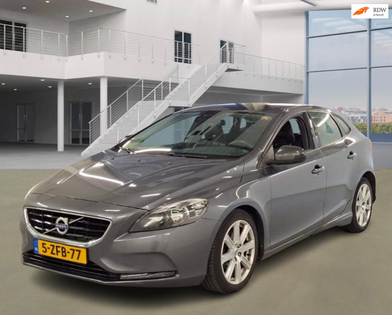 Volvo V40 - 1.6 D2 Momentum NAVI PSENSOR CRUISE 2 X SLEUTELS - AutoWereld.nl