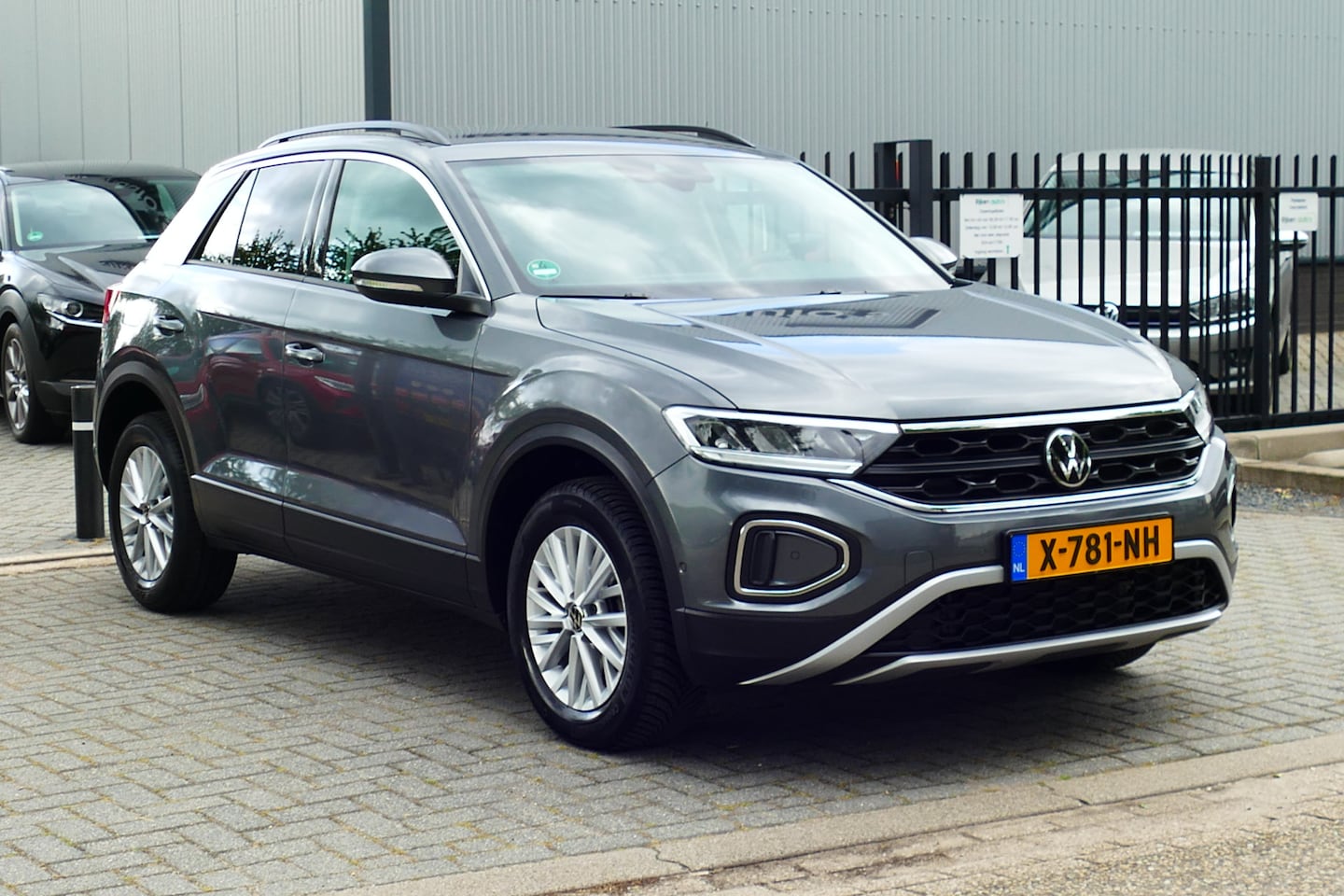 Volkswagen T-Roc - 1.5 150pk TSI Life Business Face Lift. Carplay/Android Navi, Adap Cruise, Camera, Stoel&St - AutoWereld.nl