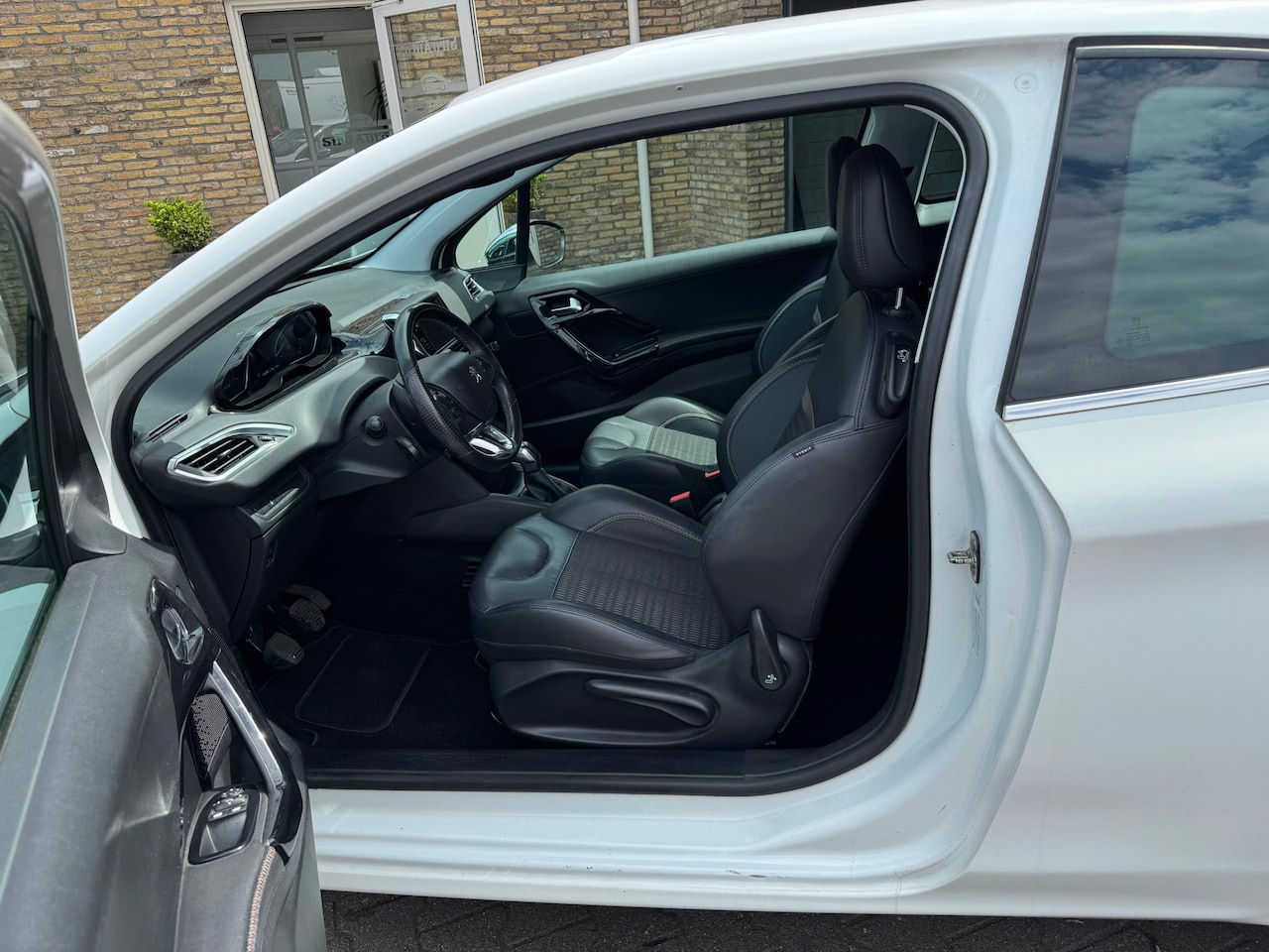 Peugeot 208 - 1.4 VTi Access zeer nette auto - AutoWereld.nl