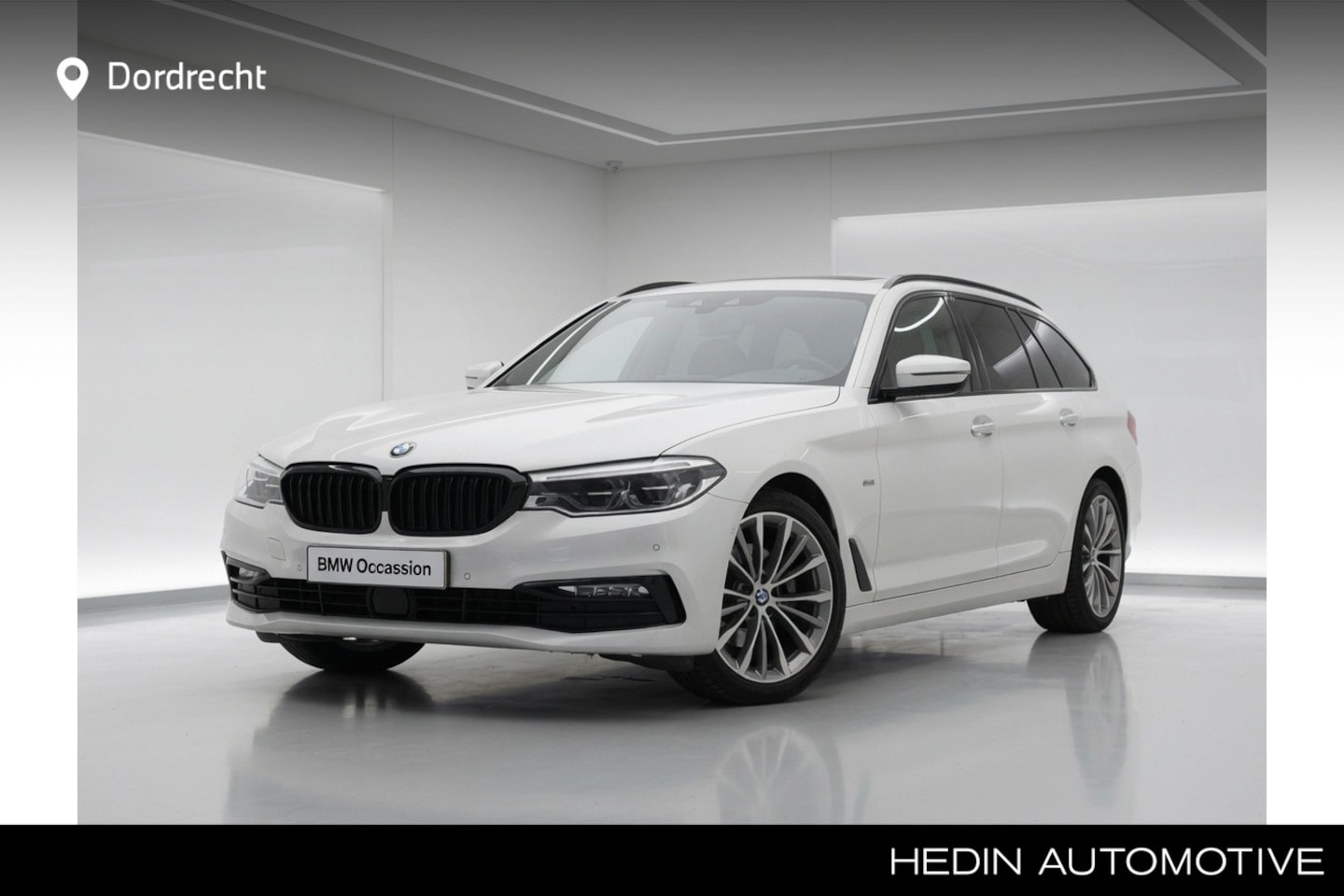 BMW 5-serie Touring - 520i High Executive | Sportline | Panorama | Comfortzetels | 19" | Camera | Driving Assist - AutoWereld.nl