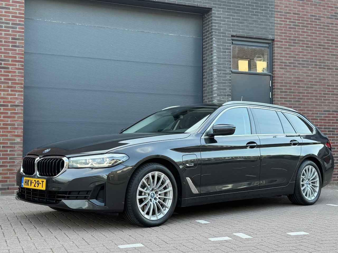 BMW 5-serie Touring - 530e Business Edition Plus 530e Business Edition Plus, Trekhaak, Camera, Leder, LED - AutoWereld.nl
