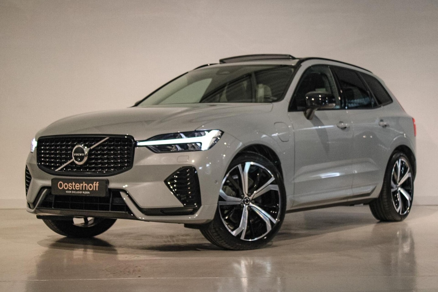 Volvo XC60 - 2.0 T8 Plug-in hybrid AWD Ultra Dark LUCHTV | B&W - AutoWereld.nl