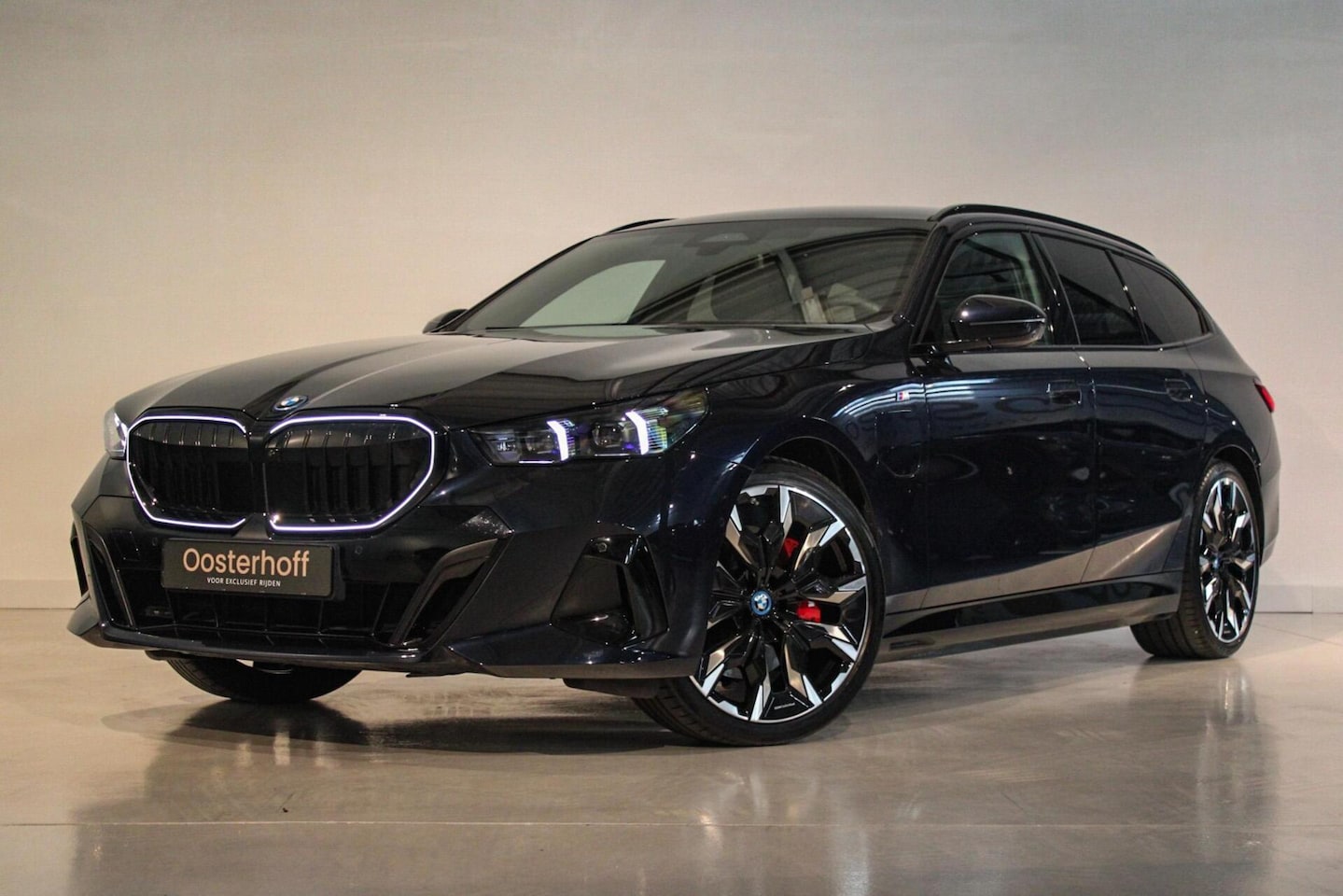 BMW 5-serie Touring - 550e xDrive M-sport PANO | 4w-best | HUD - AutoWereld.nl
