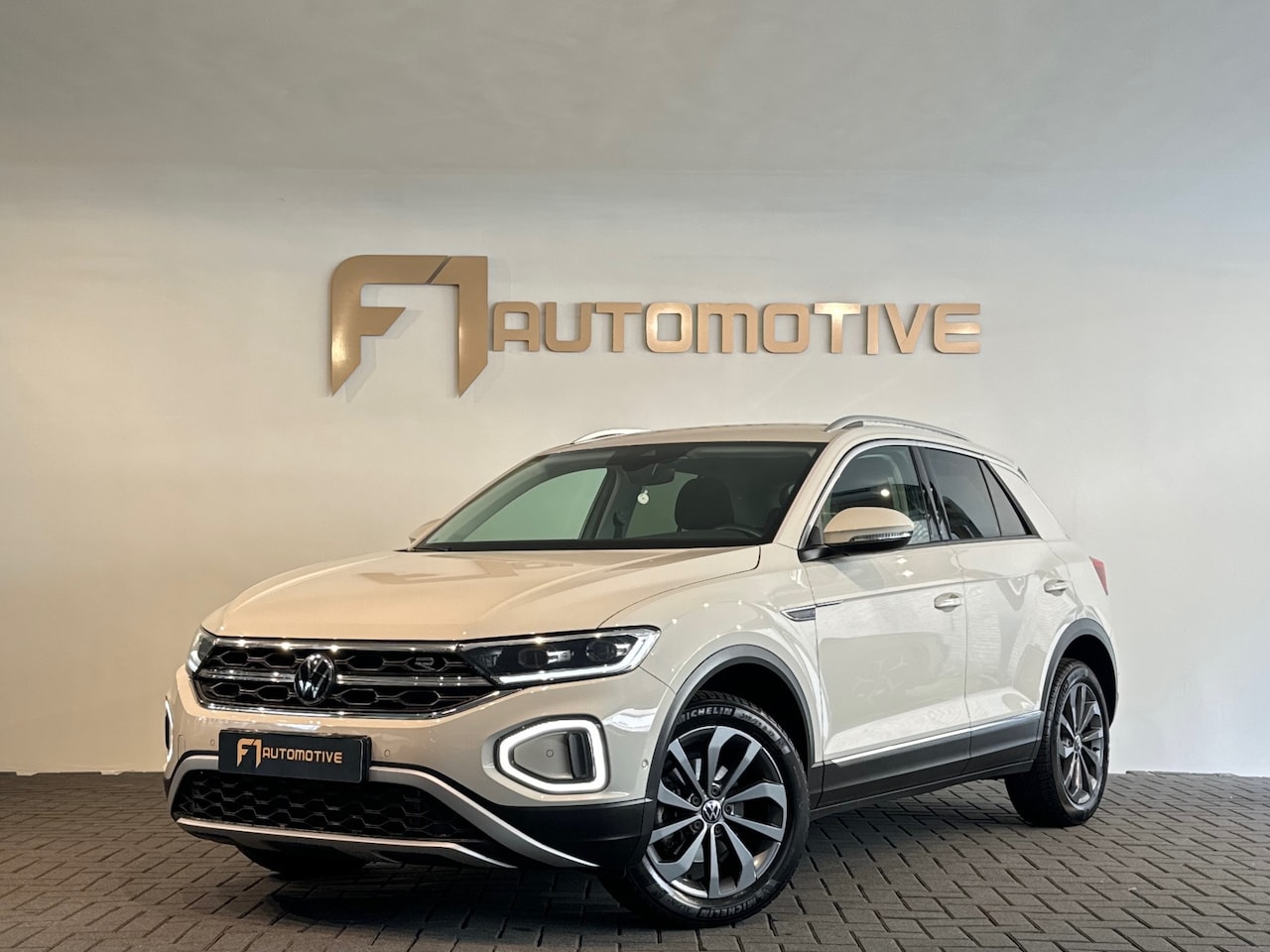 Volkswagen T-Roc - 1.5 TSI R-Line Keyless|Sfeer|IQ|Camera|Lane - AutoWereld.nl