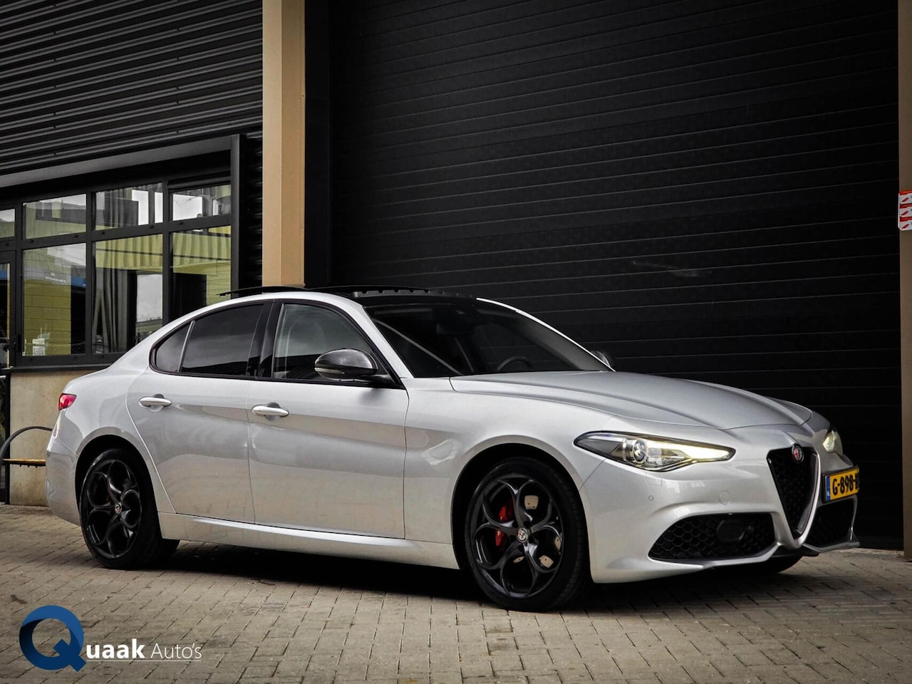 Alfa Romeo Giulia - 2.0 T AWD Veloce | PANO | CARBON | CARPLAY | LEDER | VOL OPTIES - AutoWereld.nl