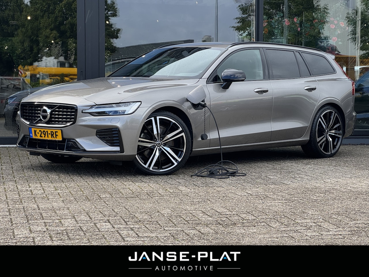 Volvo V60 - 2.0 T6 Recharge AWD R-Design 20 Inch | Trekhaak | Camera | - AutoWereld.nl