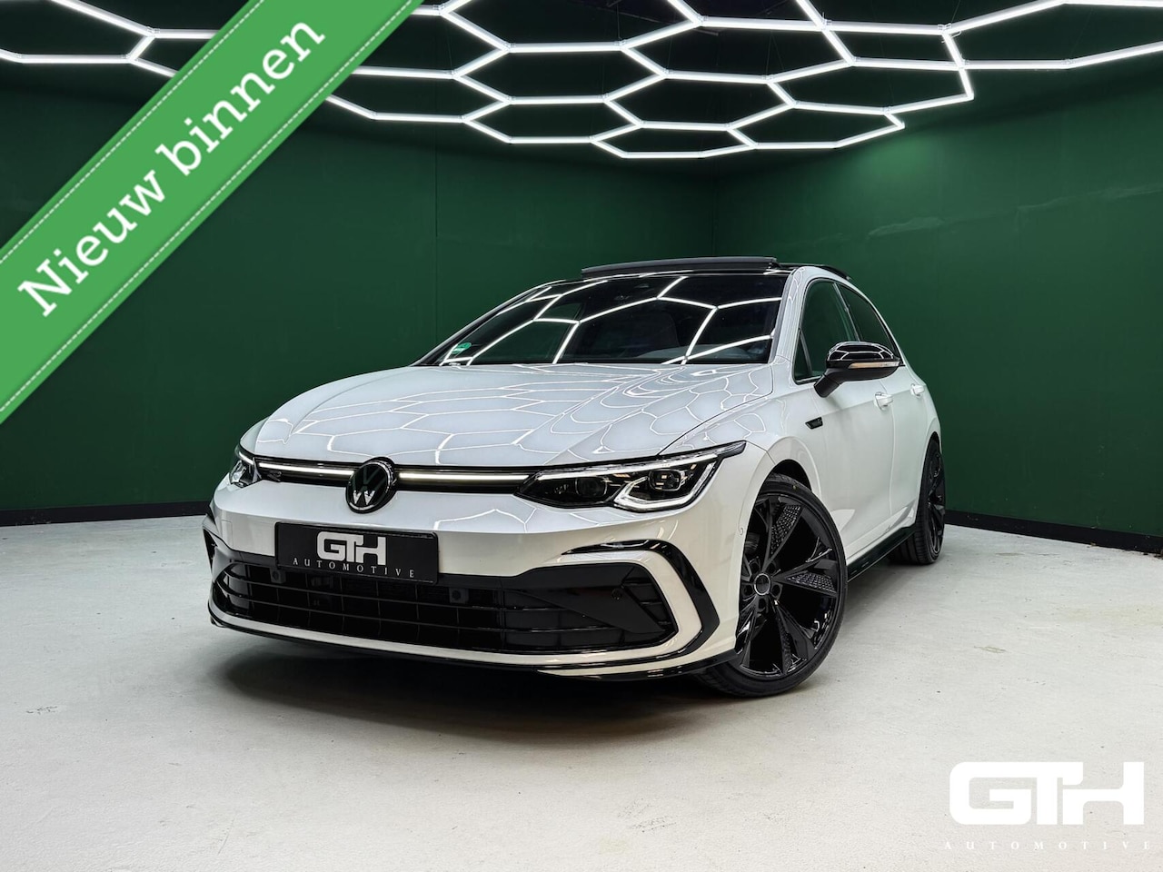 Volkswagen Golf - 1.5 eTSI R-Line H/K | IQ | Keyless | Pano - AutoWereld.nl