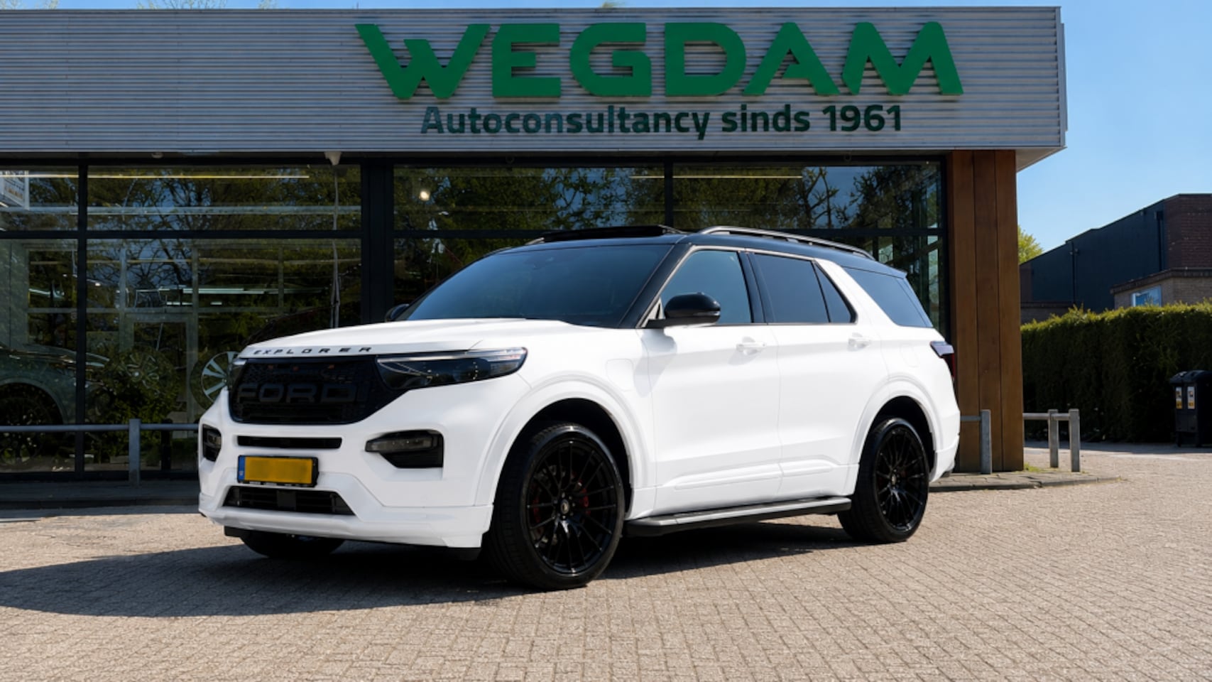 Ford Explorer - 3.0 V6 EB PHEV ST-LINE / FULL WHITE EDITION / 20inch / ZWART DAK - AutoWereld.nl