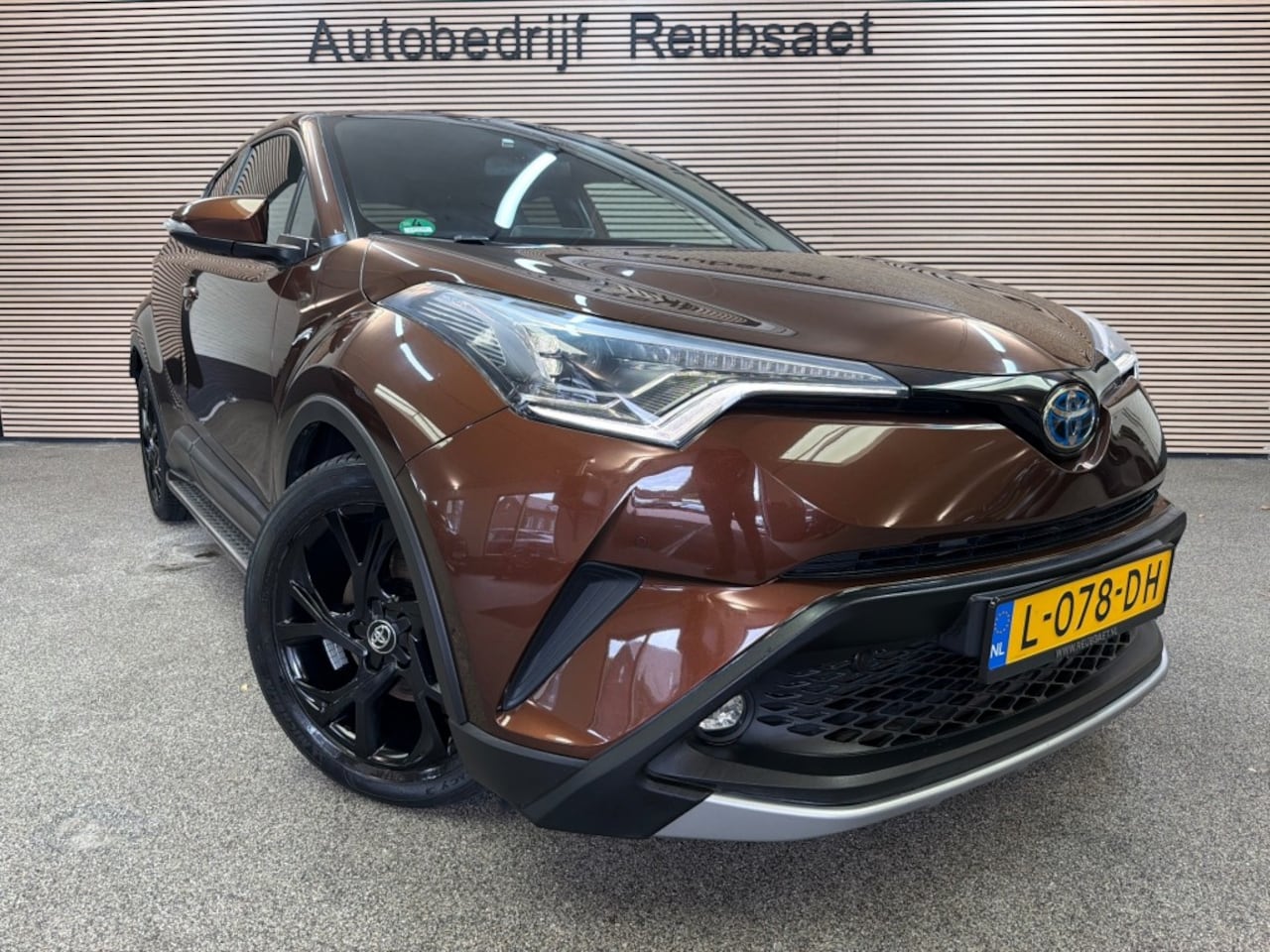 Toyota C-HR - 1.8 Hybrid BI-Tone Plus JBL Leder Led Clima Navi Cruise Carplay Incl 12Mnd Garantie - AutoWereld.nl