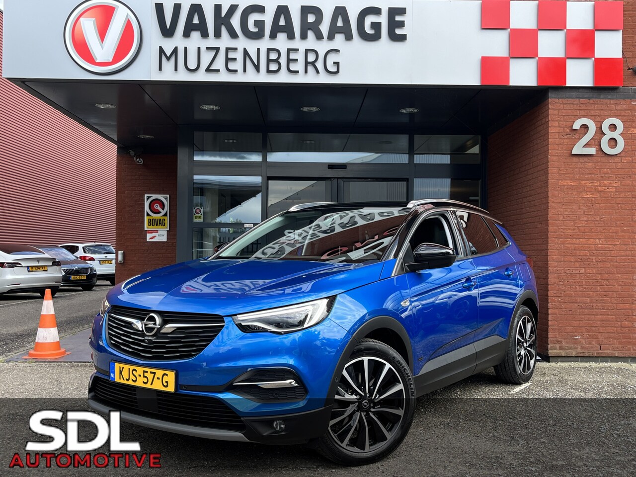 Opel Grandland X - 1.6 Turbo Hybrid4 Ultimate 300PK! // NAVI // CAMERA V+A // APPLE CARPLAY + ANDROID AUTO // - AutoWereld.nl