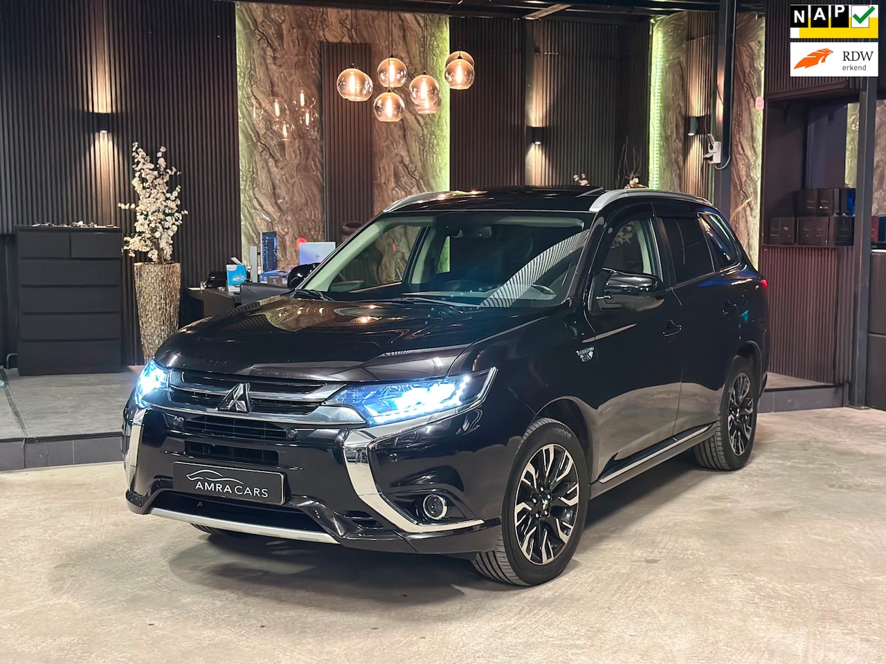 Mitsubishi Outlander - 2.0 PHEV instyle+|PANO|FULL OPTIONS! - AutoWereld.nl