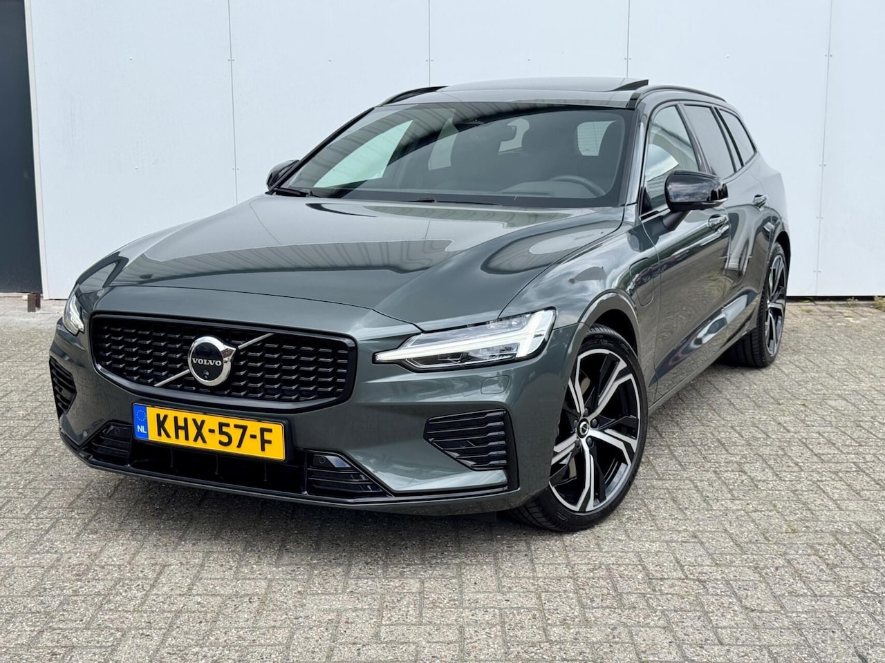 Volvo V60 - 2.0 T6 Plug-in hybrid AWD Ultra Dark|Head-up|360 camera|19" lm velgen - AutoWereld.nl