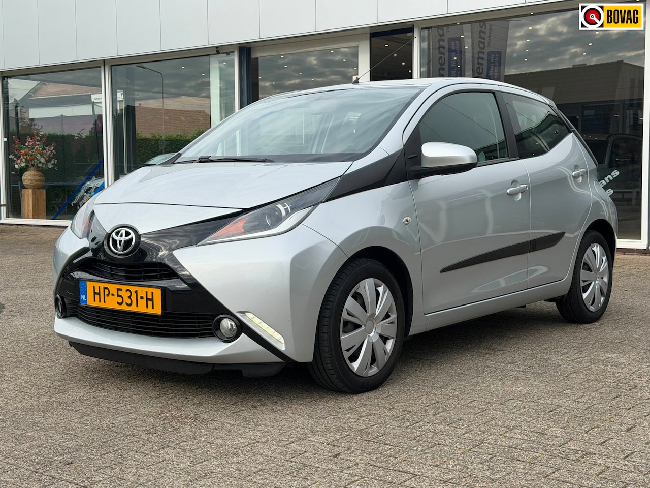 Toyota Aygo - 1.0 VVT-i x-play / NL AUTO / CAMERA / NAVI - AutoWereld.nl