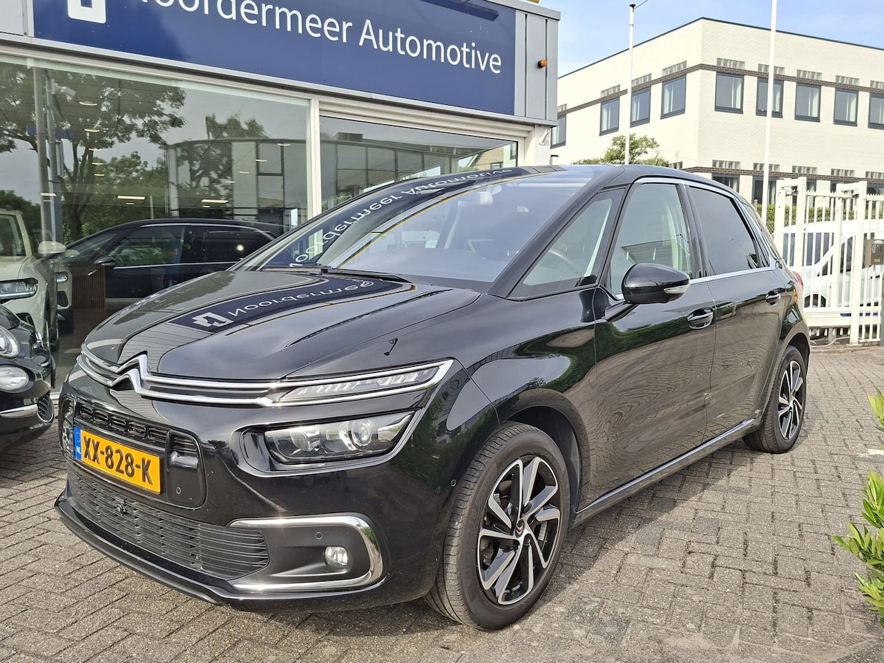 Citroën C4 Picasso - 1.2 PureTech Shine panoramadak / navigatie / automaat / app - AutoWereld.nl