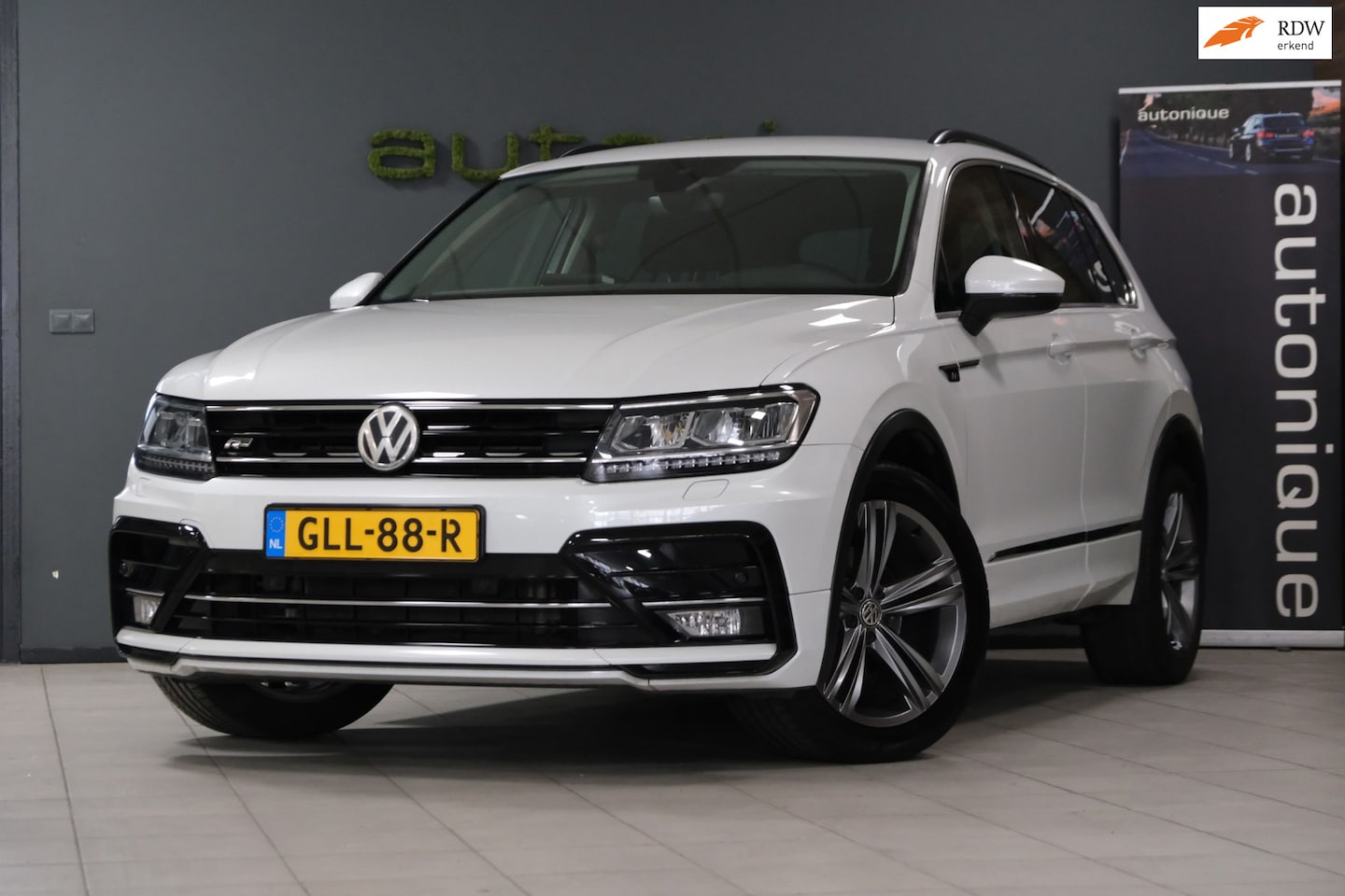 Volkswagen Tiguan - 1.4 TSI *R-LINE* Slechts 94dkm Navi/Stoel+Stuurverwarming/"19 LMV TREKHAAK - AutoWereld.nl