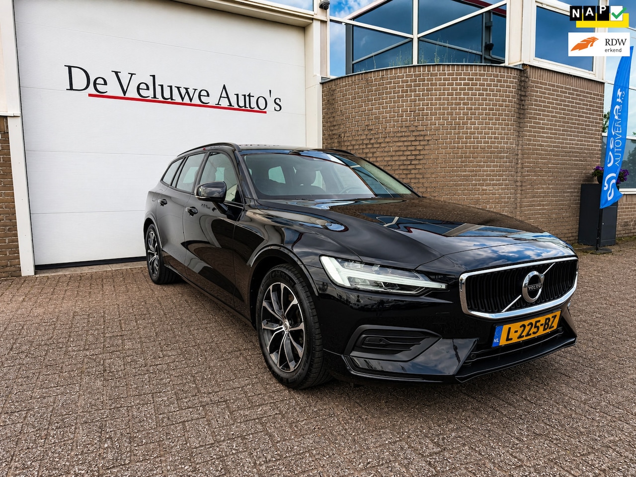 Volvo V60 - 2.0 B3 Momentum Advantage|1e eig|NL-auto|Camera| - AutoWereld.nl