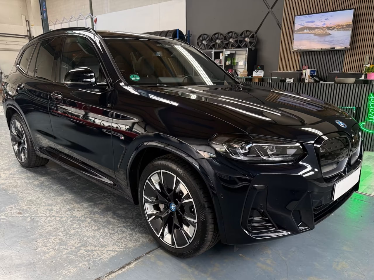BMW iX3 - M-SPORT 80 kWh (210kW/286pk) ** LED, LEDER, PANO, TREKH, ALARM, H&K SOUND, 20-inch LMV ** - AutoWereld.nl