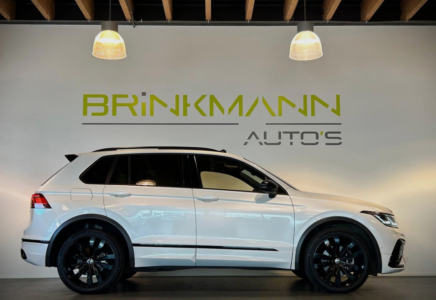 Volkswagen Tiguan - 1.4 TSI eHybrid R-Line Business+ - Pano - Discover Pro - 20". - AutoWereld.nl
