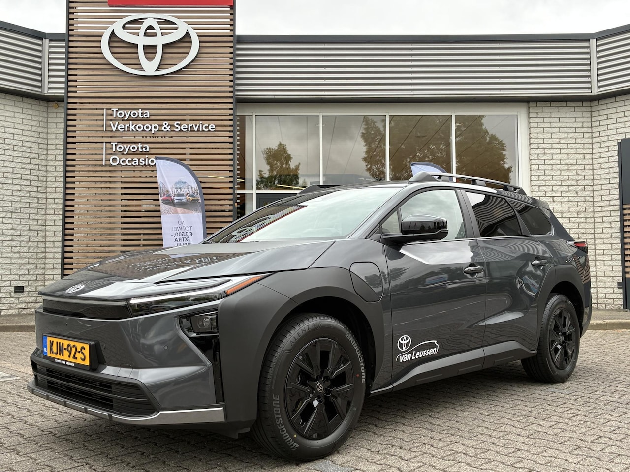 Toyota bZ4X Touring - DYNAMIC 75 KWH NIEUW & DIRECT LEVERBAAR!!! BLIND-SPOT PARK-SENSOREN STOEL/STUURVERW APPLE/ - AutoWereld.nl