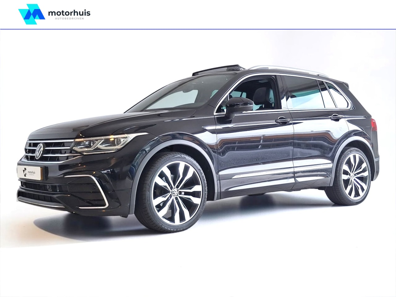Volkswagen Tiguan - 1.5 TSI R-Line Business+ PANO IQ LIGHT SFEERVERLICHTING CAMERA VIRTUAL TREKHAAK - AutoWereld.nl