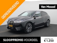 BMW iX - xDrive40 Executive 77 kWh | NAVIGATIE | HEAD UP DISPLAY | STUUR- & STOELVERWARMING | CAMER