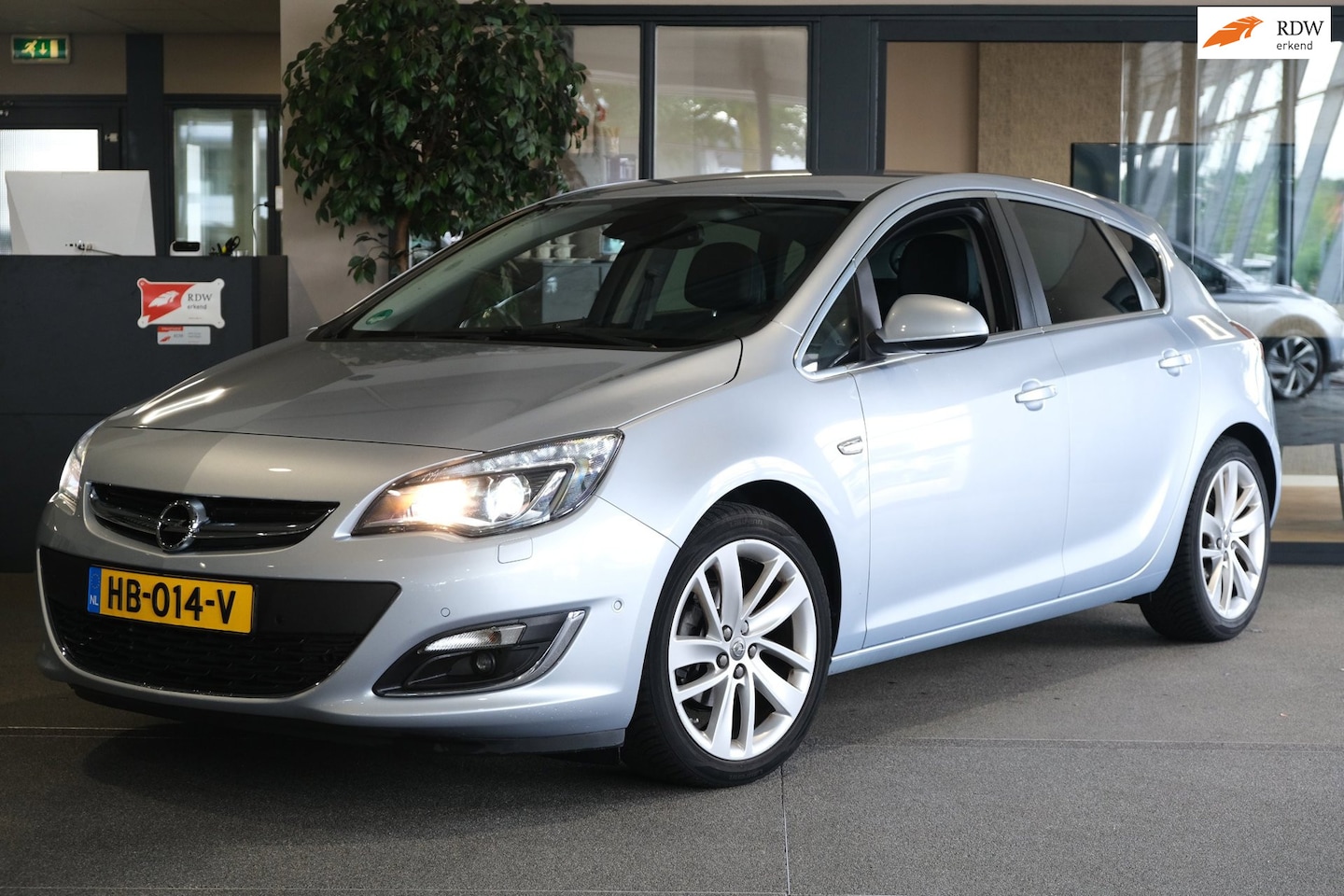Opel Astra - 1.4 Turbo Sport + Navi Leder Trek Cam Cruise Pdc - AutoWereld.nl