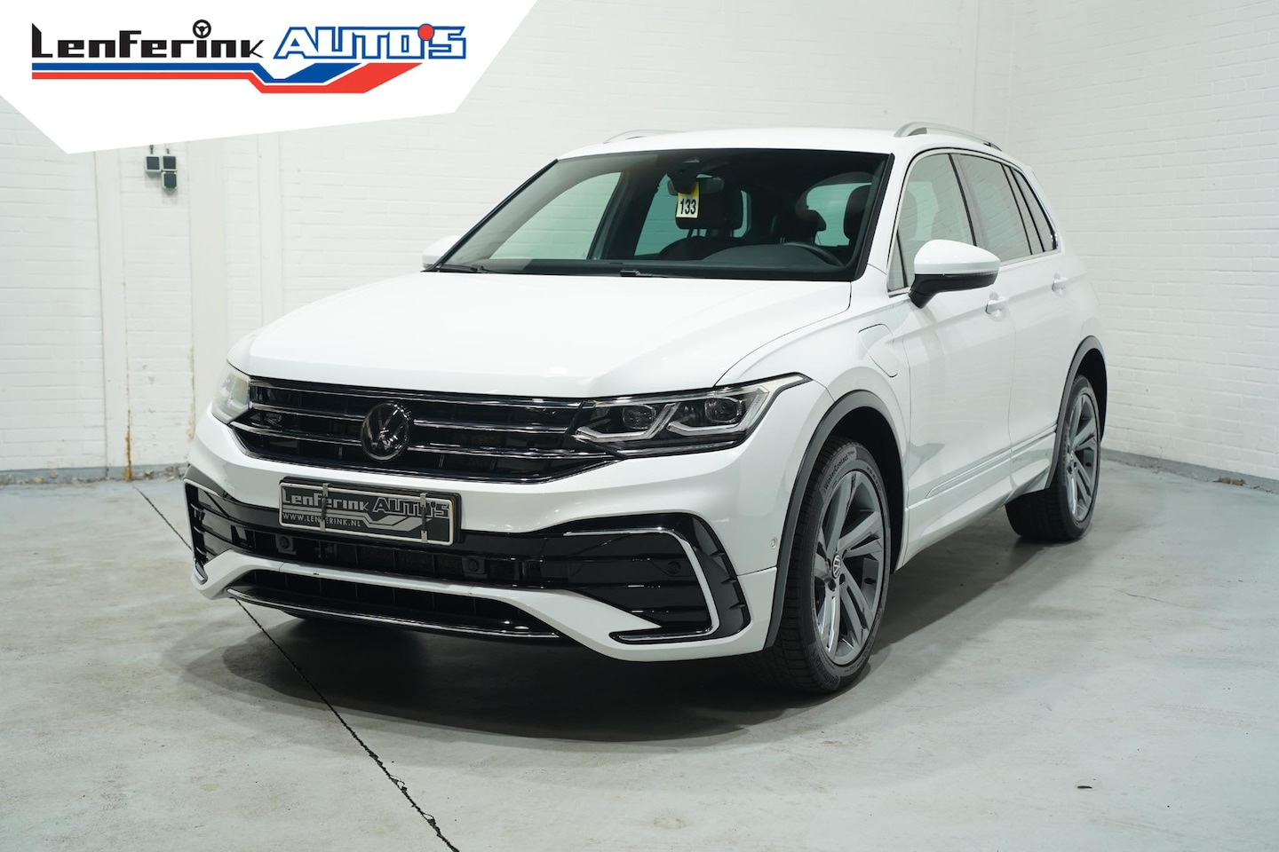 Volkswagen Tiguan - 1.4 TSI eHybrid R-Line Business+ NAP Clima Camera 360 Apple Carplay Led koplampen Rijklaar - AutoWereld.nl