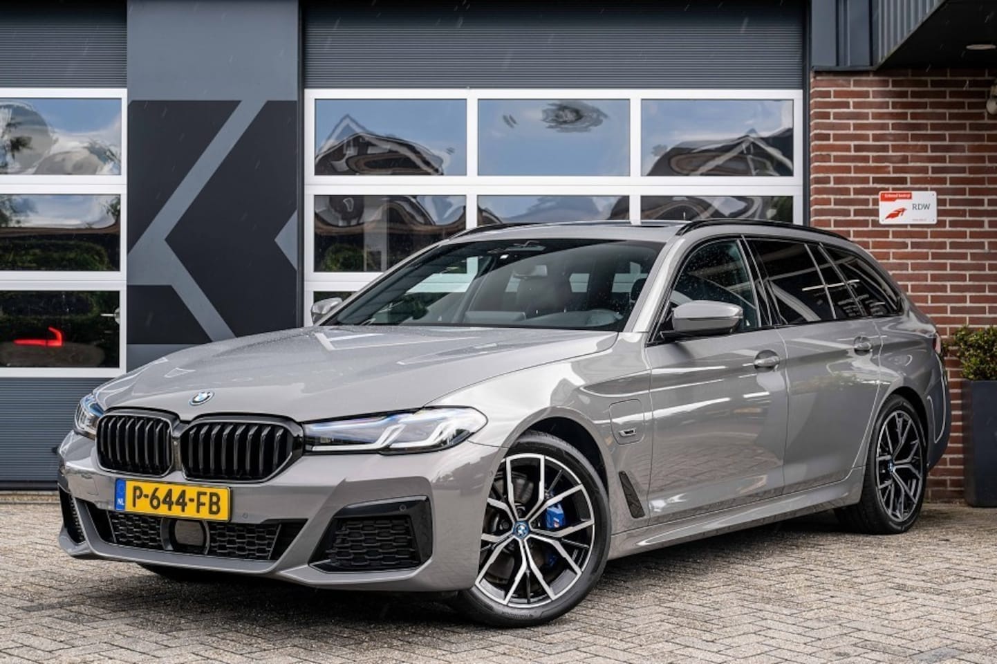 BMW 5-serie Touring - 530 BMW 530e xDrive M Sport | Panorama | Comfort Seats | Trekhaak | Leder Dash. | Harman/K - AutoWereld.nl